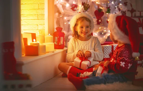 Bambini felici con regali di Natale vicino all'albero di Natale e f — Foto Stock