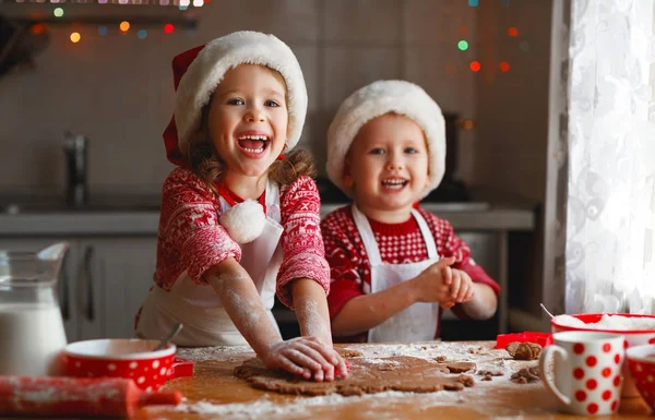 Щасливі діти печуть різдвяне печиво — стокове фото