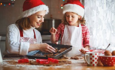 mutlu aile fırında Noel kurabiyesi