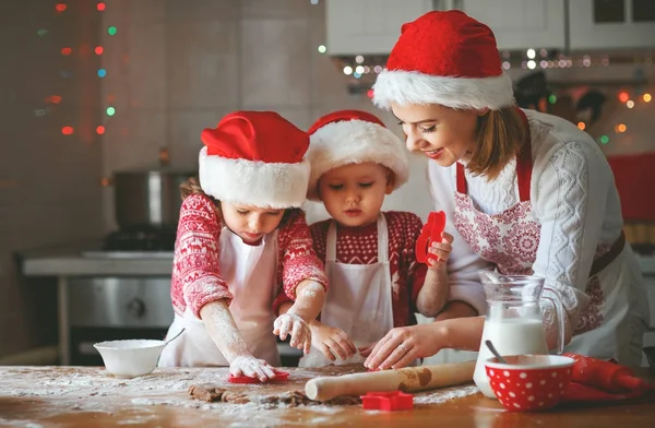 Gelukkige familie moeder en kinderen bak koekjes voor Kerstmis — Stockfoto