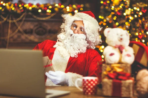 Kerstman met computer voor Kerstmis — Stockfoto