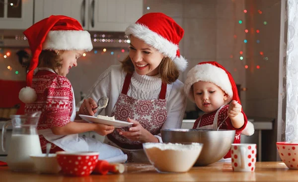 Lyckliga familjen mor och barn baka kakor för jult — Stockfoto