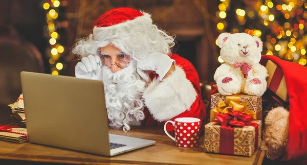 Kerstman met computer voor Kerstmis — Stockfoto