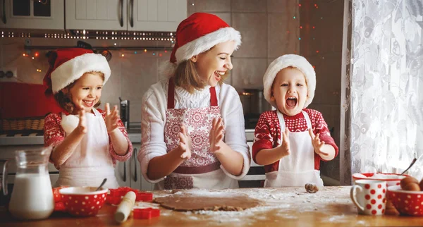 Glückliche Familienmutter und Kinder backen Plätzchen für Weihnachten — Stockfoto