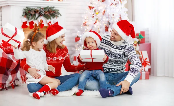 Feliz familia madre padre e hijos en la mañana de Navidad —  Fotos de Stock