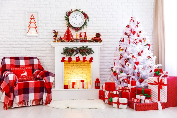 Interior de Navidad en colores rojo y blanco con árbol y chimenea —  Fotos de Stock