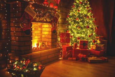 iç Noel. sihirli parlayan ağaç, şömine hediyeler içinde karanlık