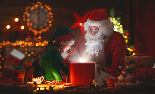 Babbo Natale e piccolo elfo con regalo magico per Christma — Foto Stock