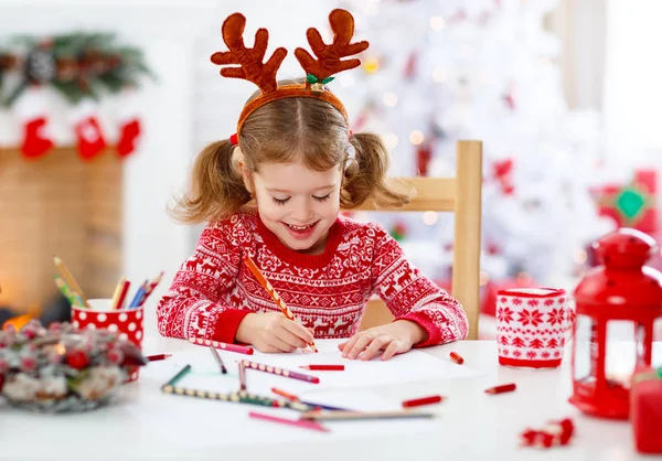 Enfant fille écriture lettre père Noël maison près de l'arbre de Noël — Photo