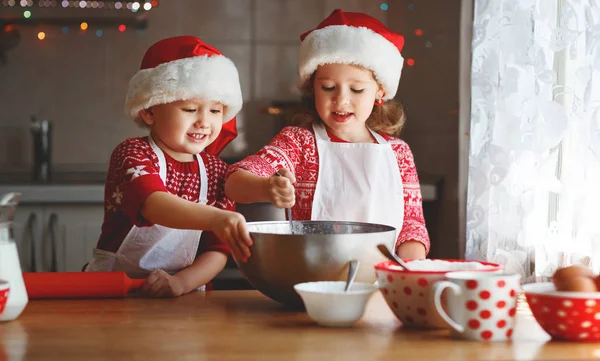 Счастливые дети пекут рождественские печенья — стоковое фото