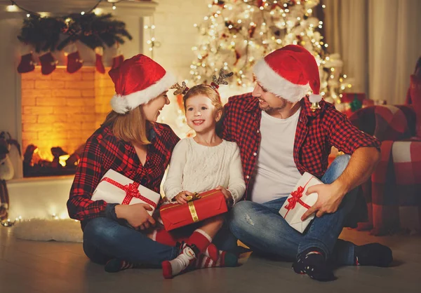 Joyeux Noël ! heureux famille mère père et enfant avec magie — Photo