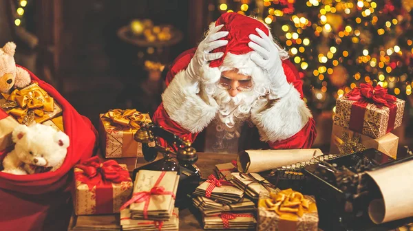 Jultomten var trött under stress — Stockfoto