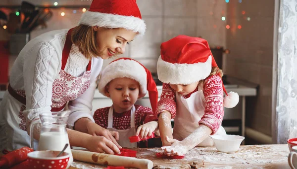 Gelukkige familie moeder en kinderen bak koekjes voor Kerstmis — Stockfoto