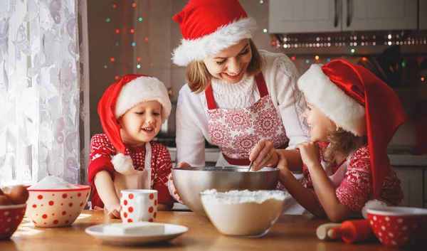 Feliz familia madre e hijos hornear galletas para Navidad —  Fotos de Stock