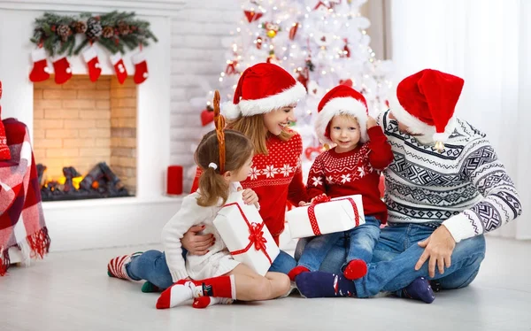 Lyckliga familjen mamma, Pappa och barn på juldagsmorgonen — Stockfoto