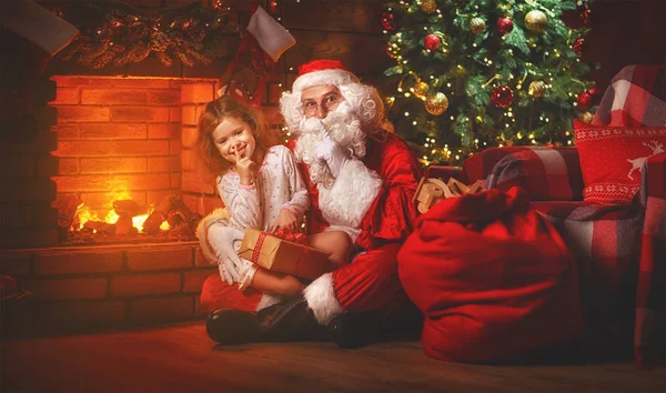 Buon Natale! Babbo Natale e bambina di notte al Chr — Foto Stock