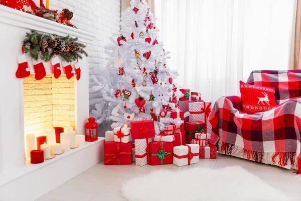 Kerst interieur in rode en witte kleuren met boom en firepla — Stockfoto