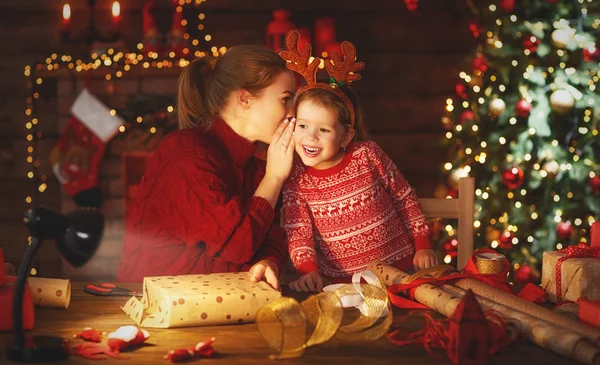 Felice famiglia madre e bambino pacchetto regalo di Natale — Foto Stock