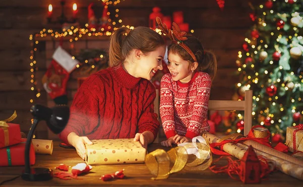 Lycklig familj mamma och barn pack julklapp — Stockfoto