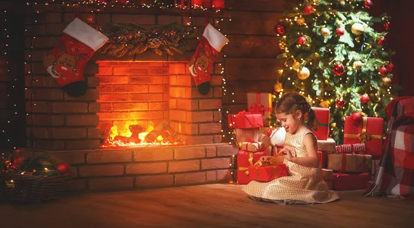 Ευτυχισμένο παιδί κορίτσι με τα χριστουγεννιάτικα δώρα στο σπίτι — Φωτογραφία Αρχείου