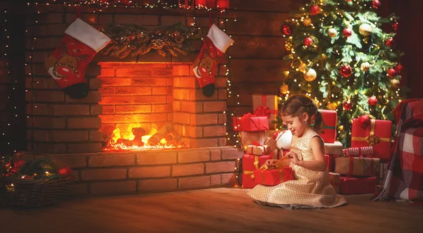 Menina criança feliz com presente de Natal em casa — Fotografia de Stock