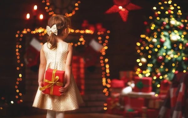 Menina criança feliz com presente de Natal em casa — Fotografia de Stock