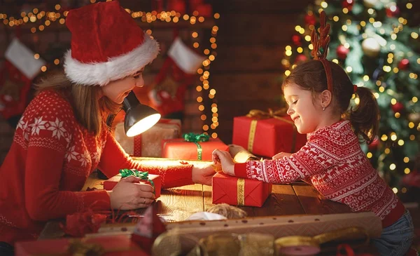 Lycklig familj mamma och barn pack julklapp — Stockfoto