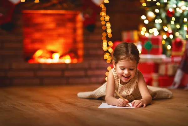 Mektubu Noel Baba eve Noel ağacı yakın yazma kız çocuk — Stok fotoğraf