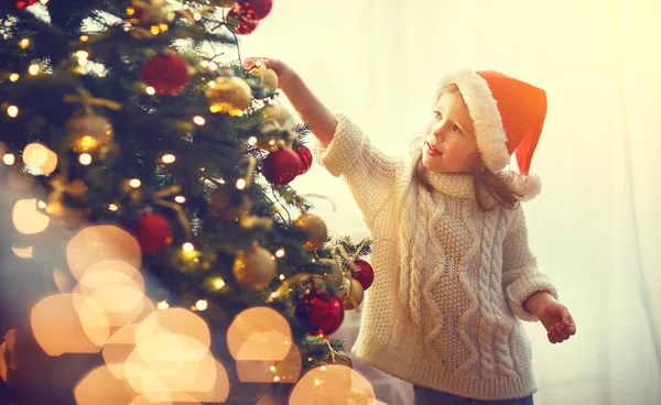 Gelukkig kind meisje versierd kerstboom — Stockfoto