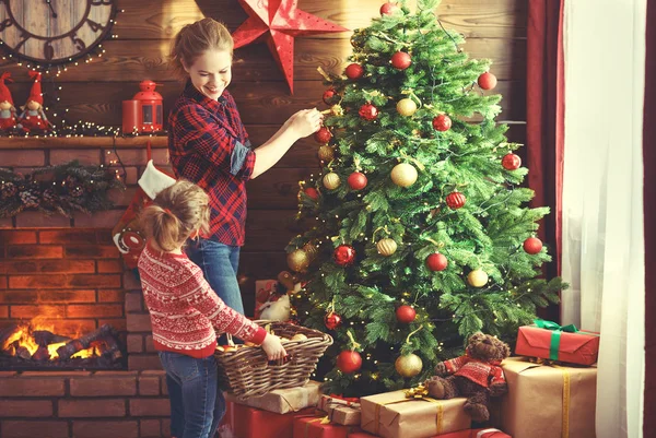Feliz familia madre e hijo niña decorado árbol de Navidad — Foto de Stock