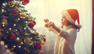 mutlu çocuk kız süslenmiş Noel ağacı