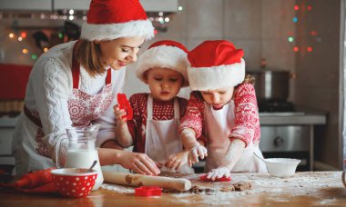 mutlu aile anne ve çocuk Noel için fırında kurabiye
