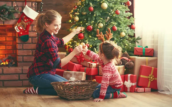 Gelukkige familie moeder en kind meisje versierd kerstboom — Stockfoto