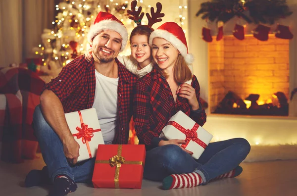 Vrolijk kerstfeest! gelukkig gezin vader moeder en kind met magie — Stockfoto