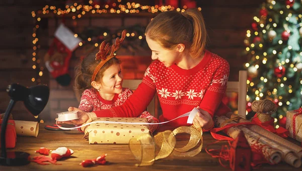 Gelukkige familie moeder en kind pack kerstcadeau — Stockfoto