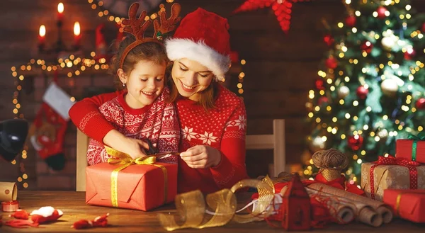 Família feliz mãe e criança pacote presente de Natal — Fotografia de Stock