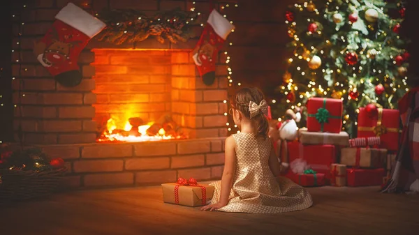 Gelukkig kind meisje met de gift van Kerstmis thuis — Stockfoto