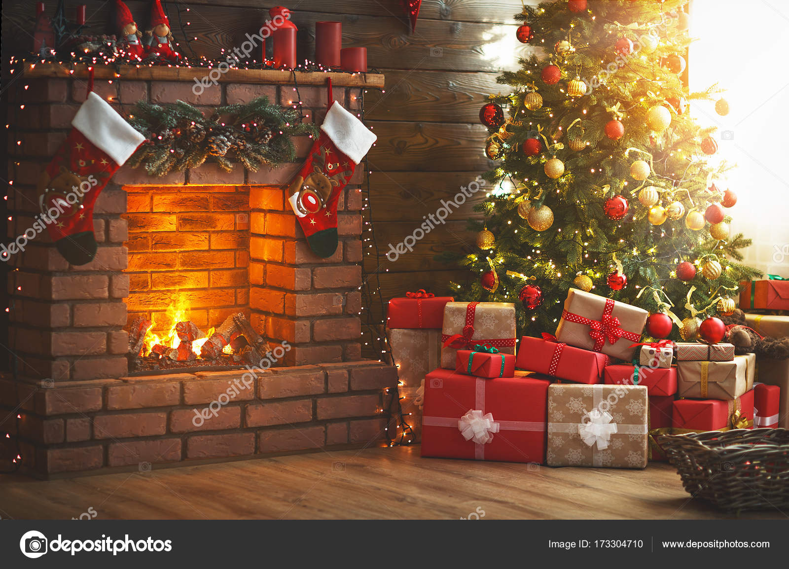 новогодняя елка рядом с камином. елка и камин. камин с елкой новогодней фото. елка и камин. новогодняя елка и камин.