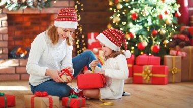 Noel sabahı. aile anne ve kızı açmak, hediye aç 
