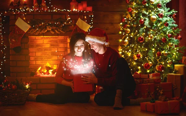 Счастливого Рождества! семейная пара с волшебным подарком на Рождество — стоковое фото