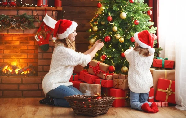 Feliz familia madre e hijo niña decorado árbol de Navidad —  Fotos de Stock