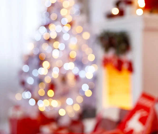 Kerst interieur in rode en witte kleuren met boom en firepla — Stockfoto