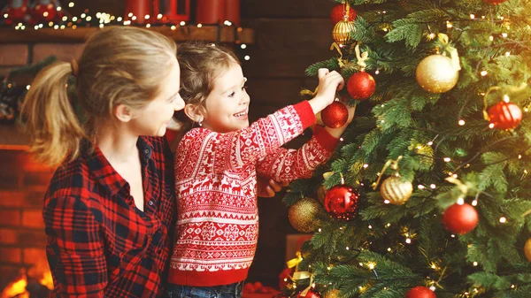 Família feliz mãe e criança menina decorada árvore de Natal — Fotografia de Stock