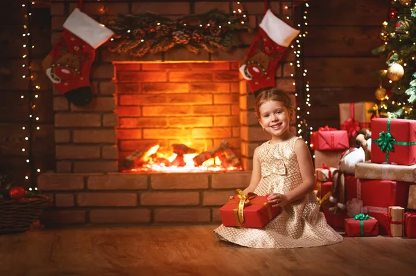Ευτυχισμένο παιδί κορίτσι με τα χριστουγεννιάτικα δώρα στο σπίτι — Φωτογραφία Αρχείου