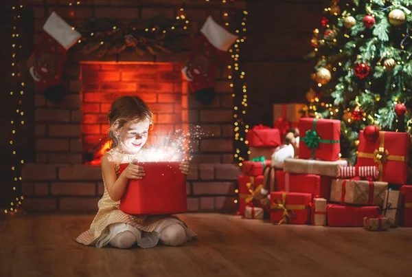 Niña con regalo mágico en Nochebuena — Foto de Stock