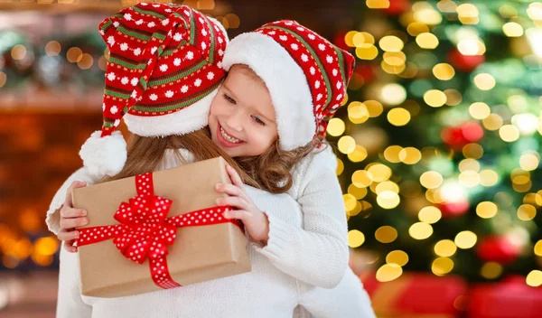 Щаслива родина мати і дочка дарують різдвяний подарунок — стокове фото