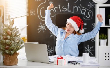 Noel'de bir bilgisayarda çalışan iş kadını serbest meslek