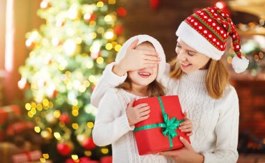 mutlu aile anne ve kızı Noel hediye vermek 