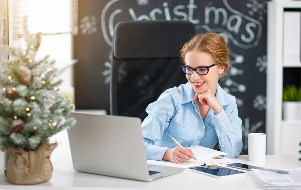 Zakenvrouw freelancer werkt op een computer met Kerstmis — Stockfoto