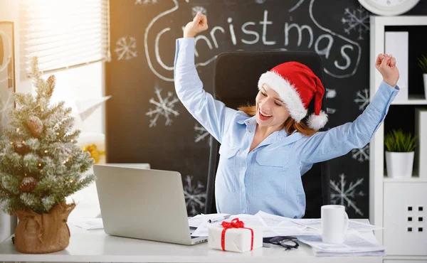 Zakenvrouw freelancer werkt op een computer met Kerstmis — Stockfoto